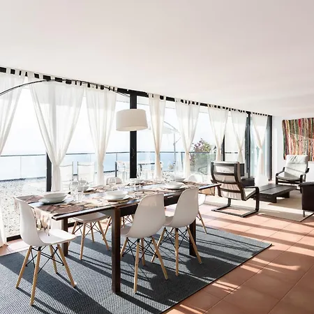 Live Ocean View בקתה